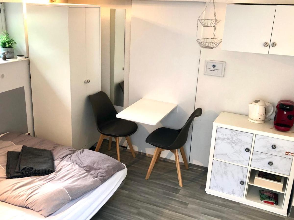 Modernes Zimmer Mit Kuechenzeile Und Bad Denkte Exterior photo